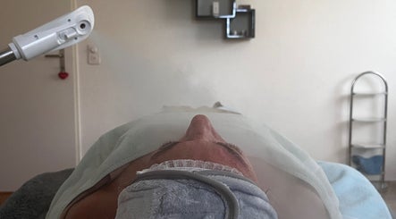 Gesichtsbehandlung bei Nadias Kosmetik in Stäfa, Zürich, CH, mit entspannendem Dampf auf dem Gesicht.