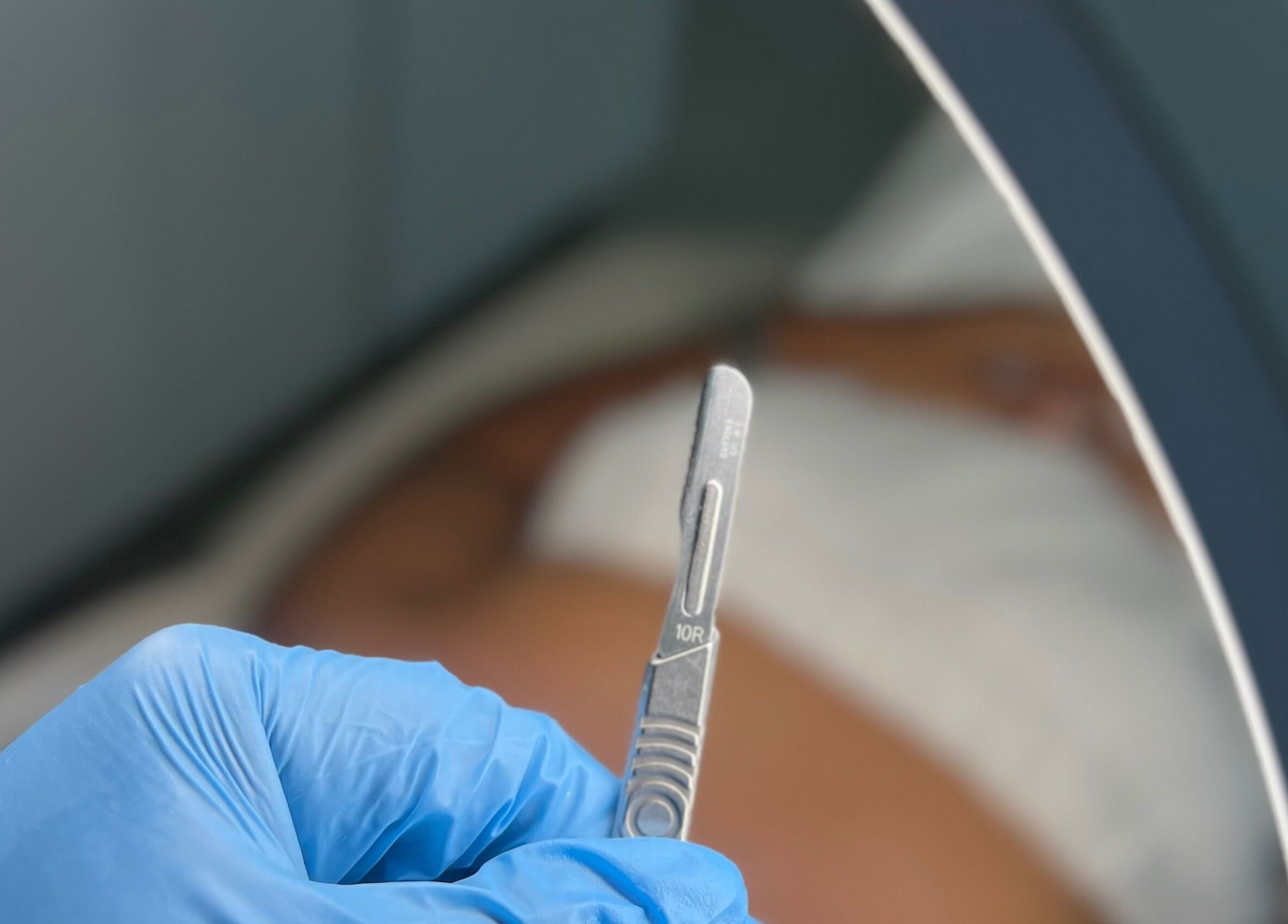 Procedimiento en Cicuta Estetic Spa, Santiago De Los Caballeros, Santiago, DO, destacando el uso de escalpelo.