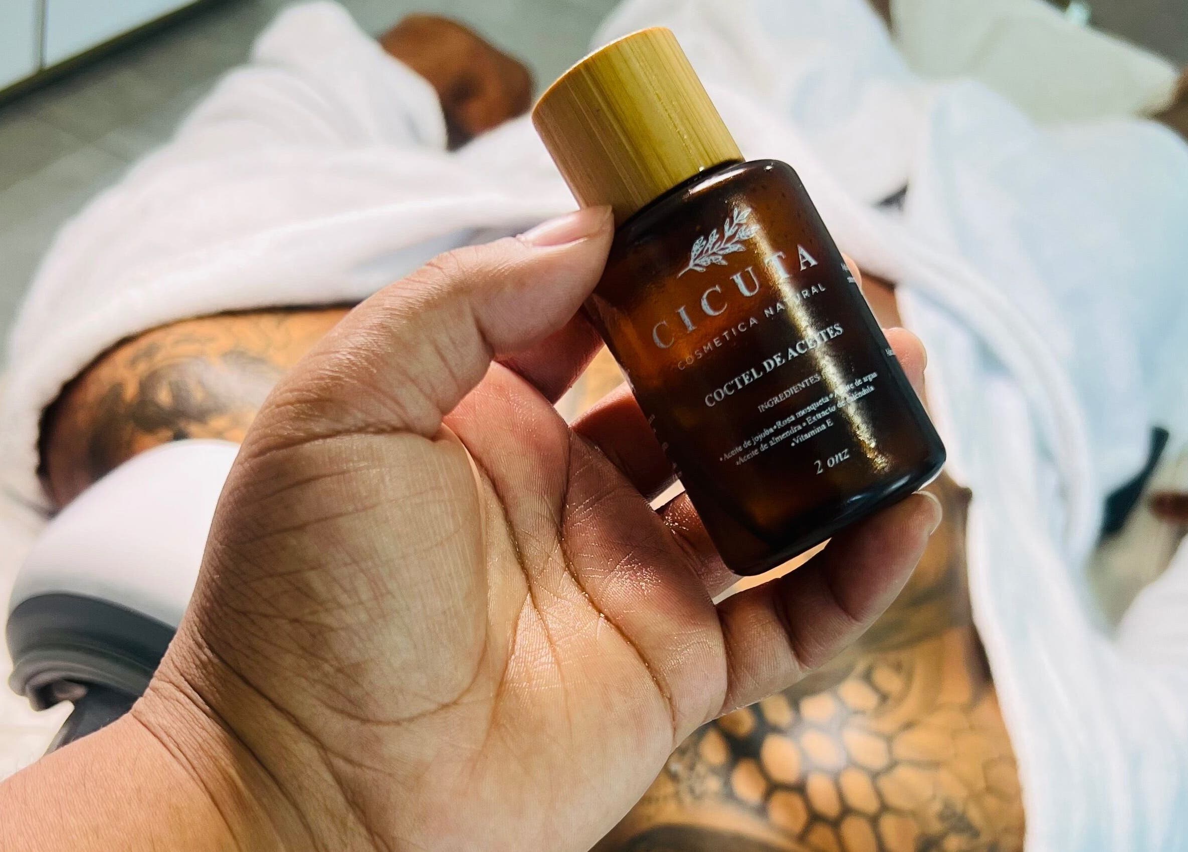 Aceite Cicuta Estetic Spa en tratamiento de relajación. Santiago De Los Caballeros, Santiago, DO.