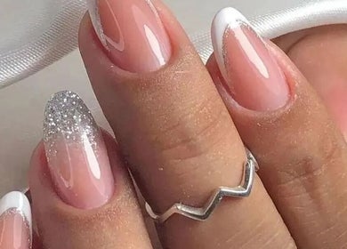 Unhas com esmalte brilhante e francesinha em Rafa Fontes | Beauty, Distrito Federal, Distrito Federal, BR.
