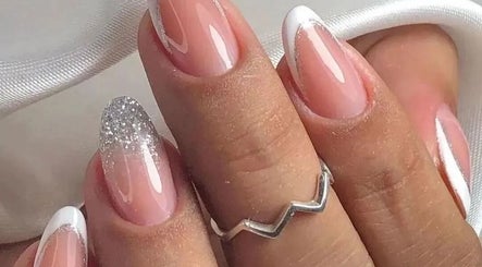 Unhas com esmalte brilhante e francesinha em Rafa Fontes | Beauty, Distrito Federal, Distrito Federal, BR.