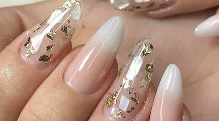 Unhas com decoração dourada no Rafa Fontes | Beauty, Distrito Federal, Distrito Federal, BR.