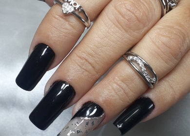 Unhas pretas elegantes com anéis prateados em Rafa Fontes | Beauty, Distrito Federal, Distrito Federal, BR.