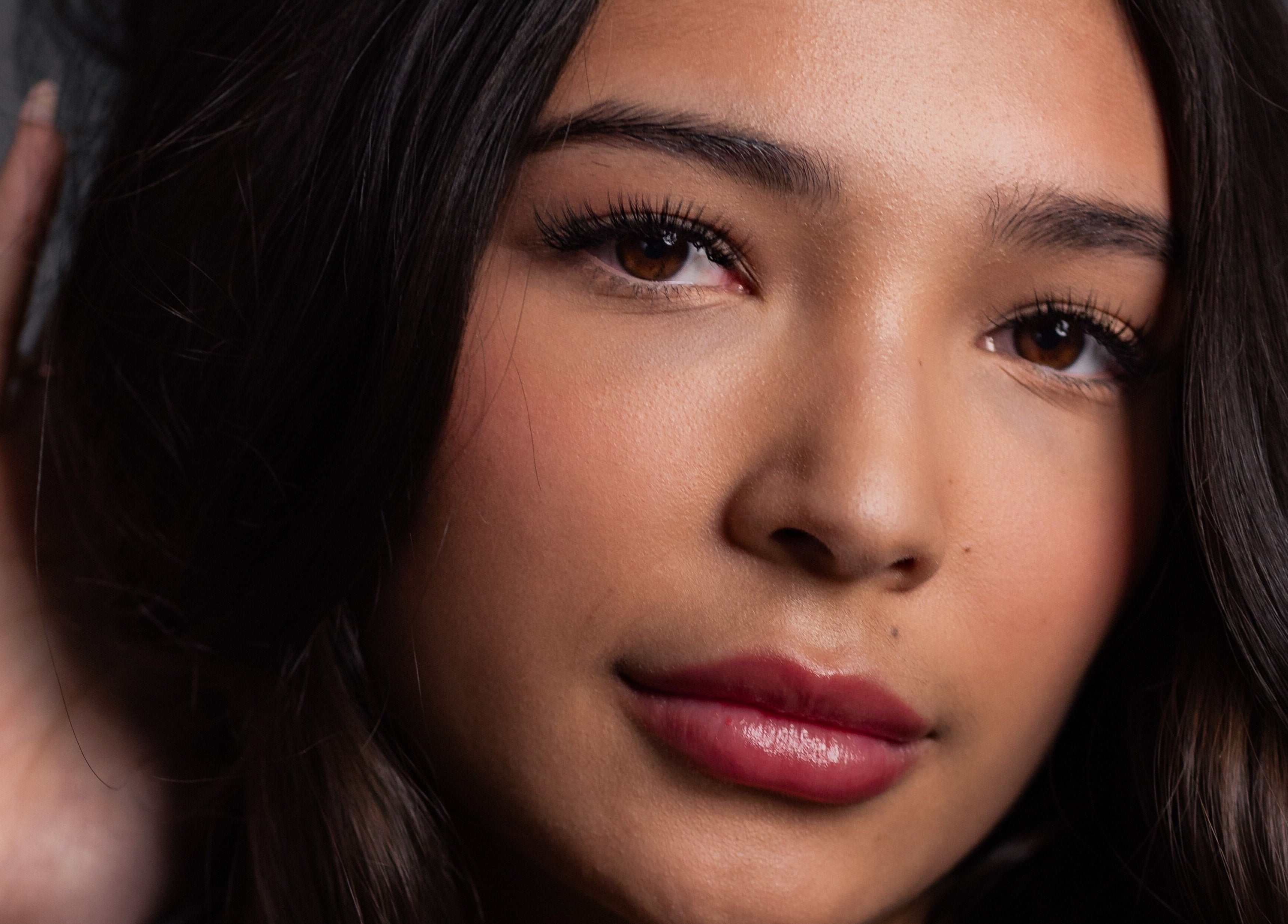 Close-up of a person with glowing skin at DAZEDEBEAU in Vaughan, Ontario, CA.