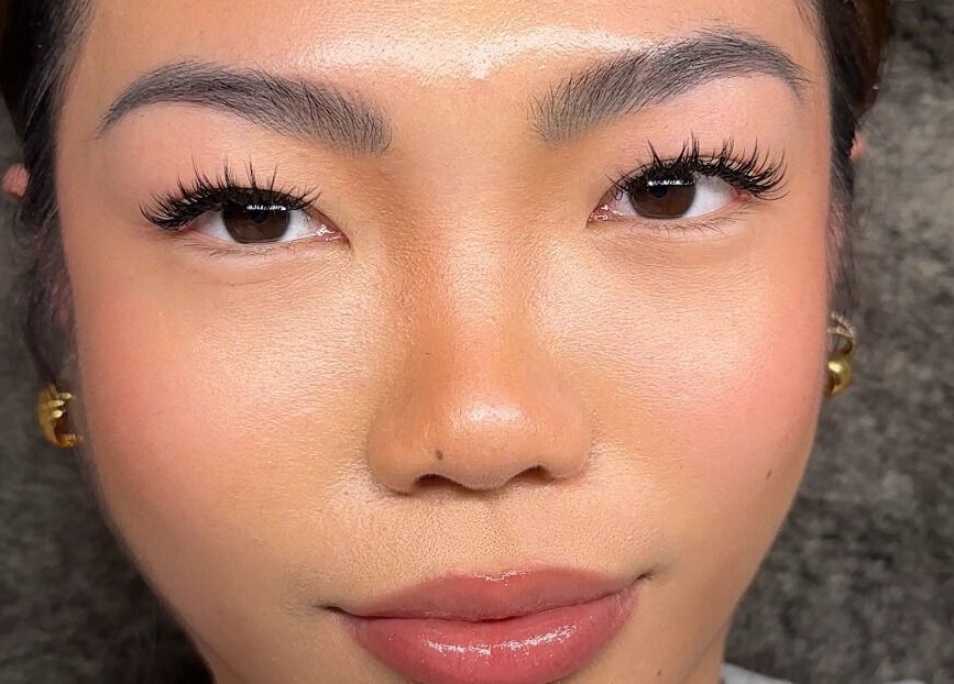 Close-up of elegant eyelash extensions at DAZEDEBEAU in Vaughan, Ontario, CA, showcasing beauty expertise.