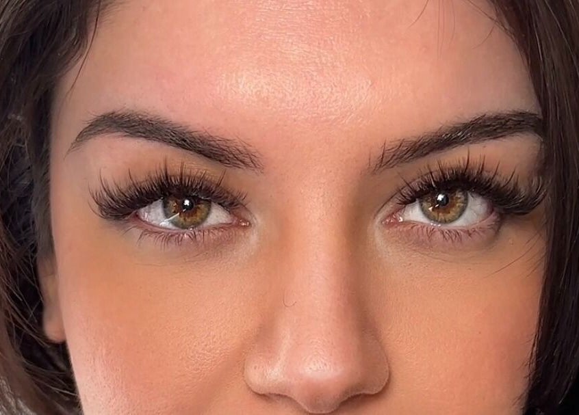 Close-up of expertly done eyelash extensions at DAZEDEBEAU in Vaughan, Ontario, CA.