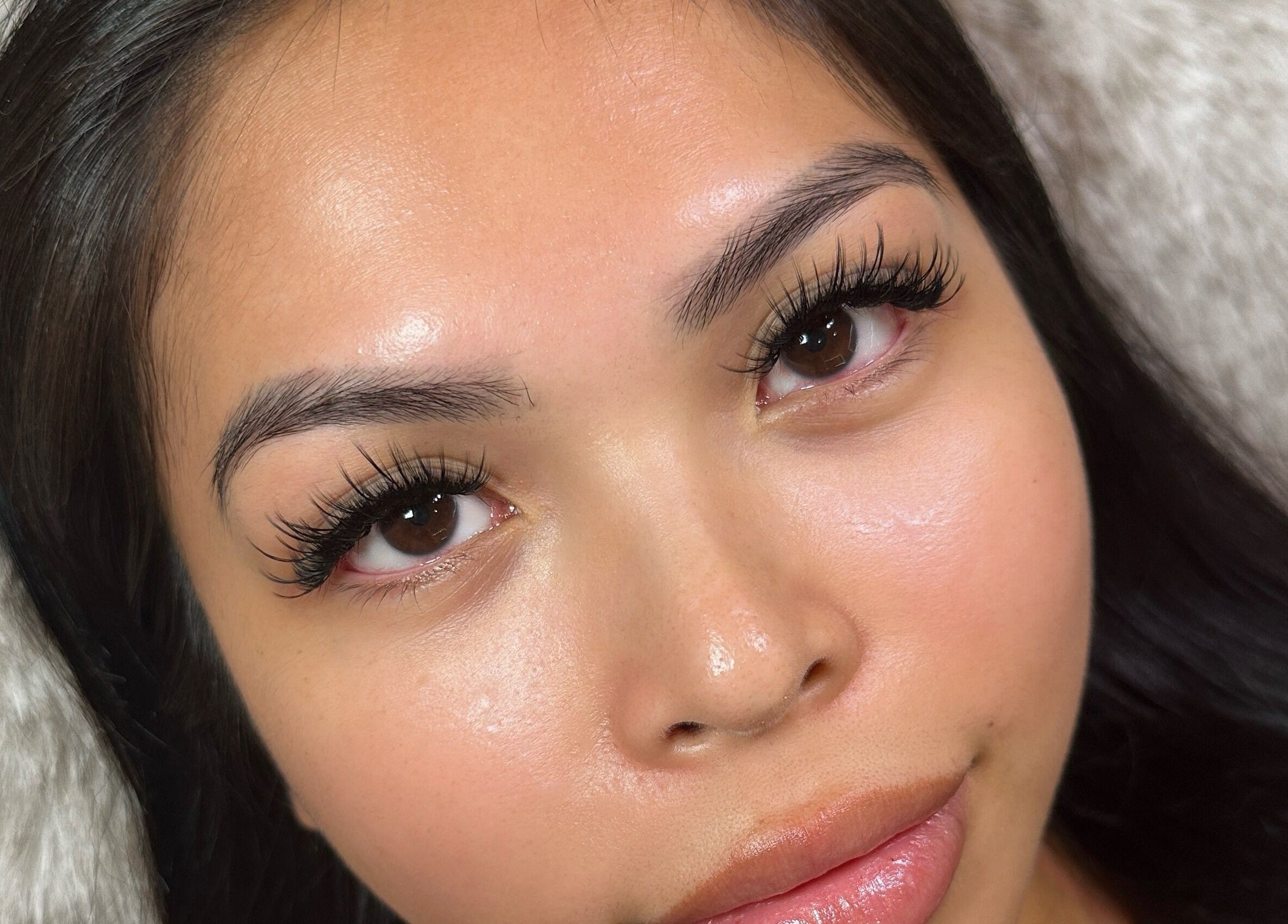 Close-up of elegant eyelash extensions at DAZEDEBEAU in Vaughan, Ontario, CA showcasing meticulous beauty.