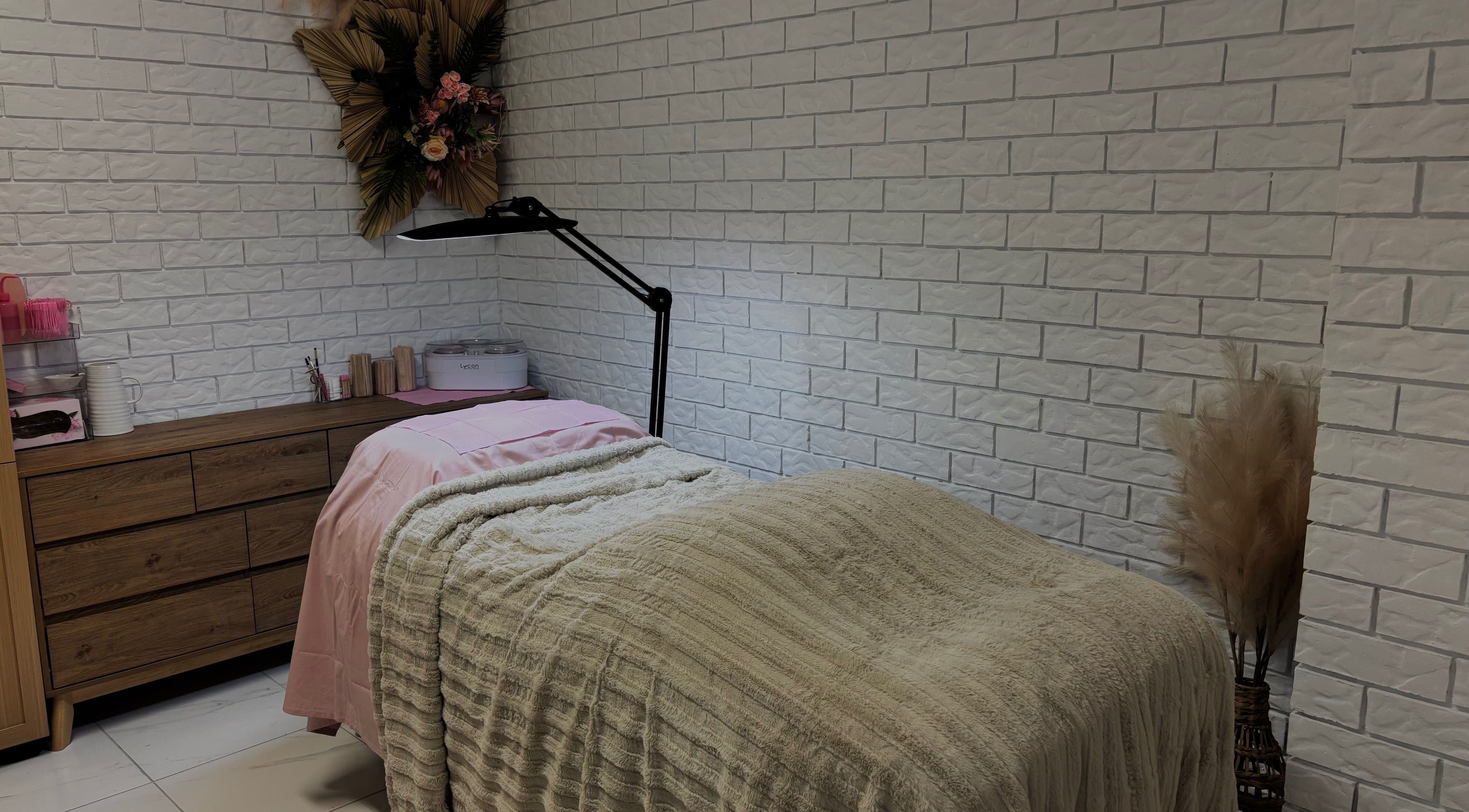Cozy massage room at Elóre Beauty, Lawnton, Queensland, AU, with relaxing decor and ambient lighting.