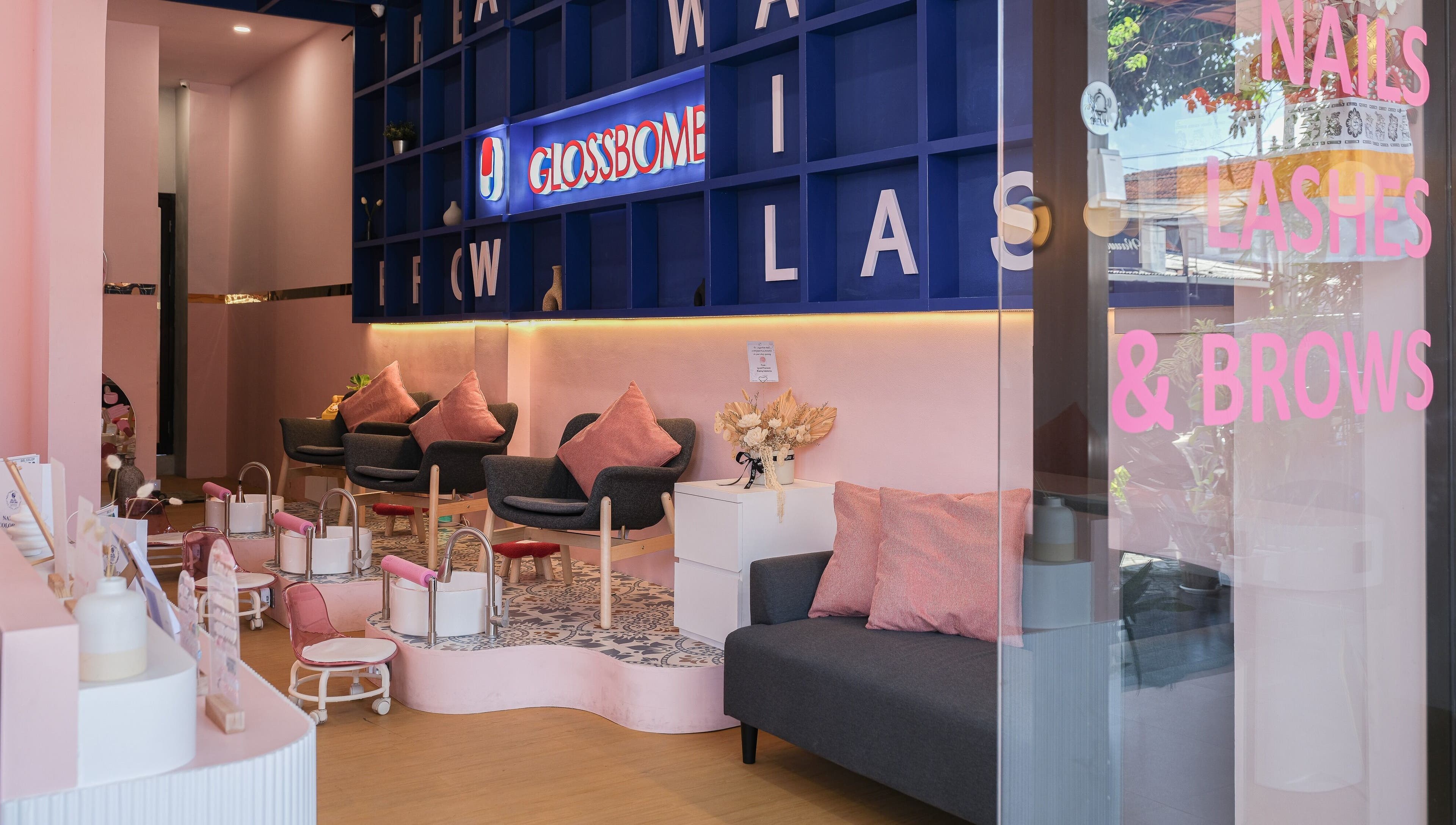 Elegant pink and gray lounge with chairs at Sugarbombwax Bali, Bali, ID, showcasing a modern, welcoming ambiance.