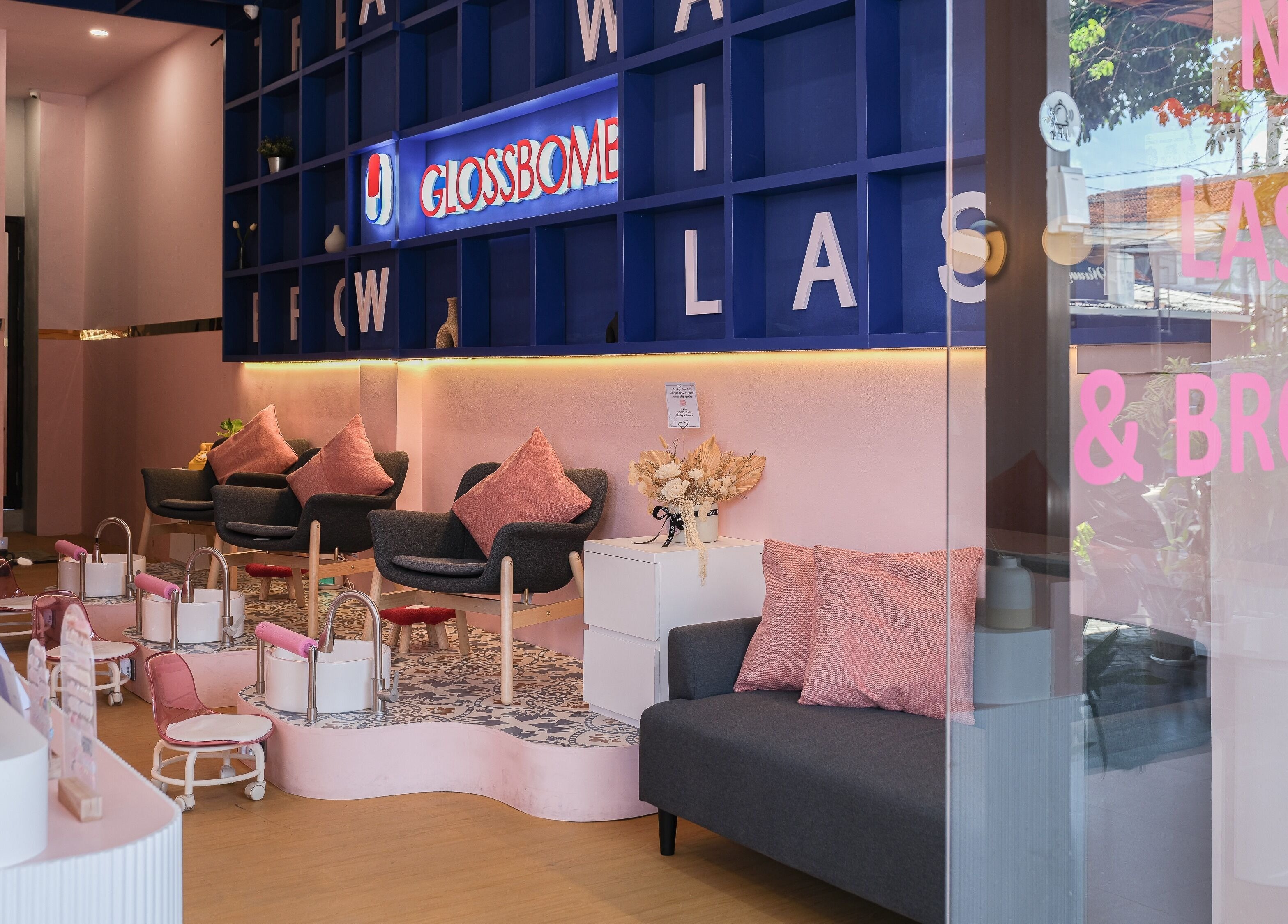 Elegant pink and gray lounge with chairs at Sugarbombwax Bali, Bali, ID, showcasing a modern, welcoming ambiance.
