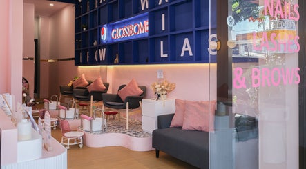 Elegant pink and gray lounge with chairs at Sugarbombwax Bali, Bali, ID, showcasing a modern, welcoming ambiance.