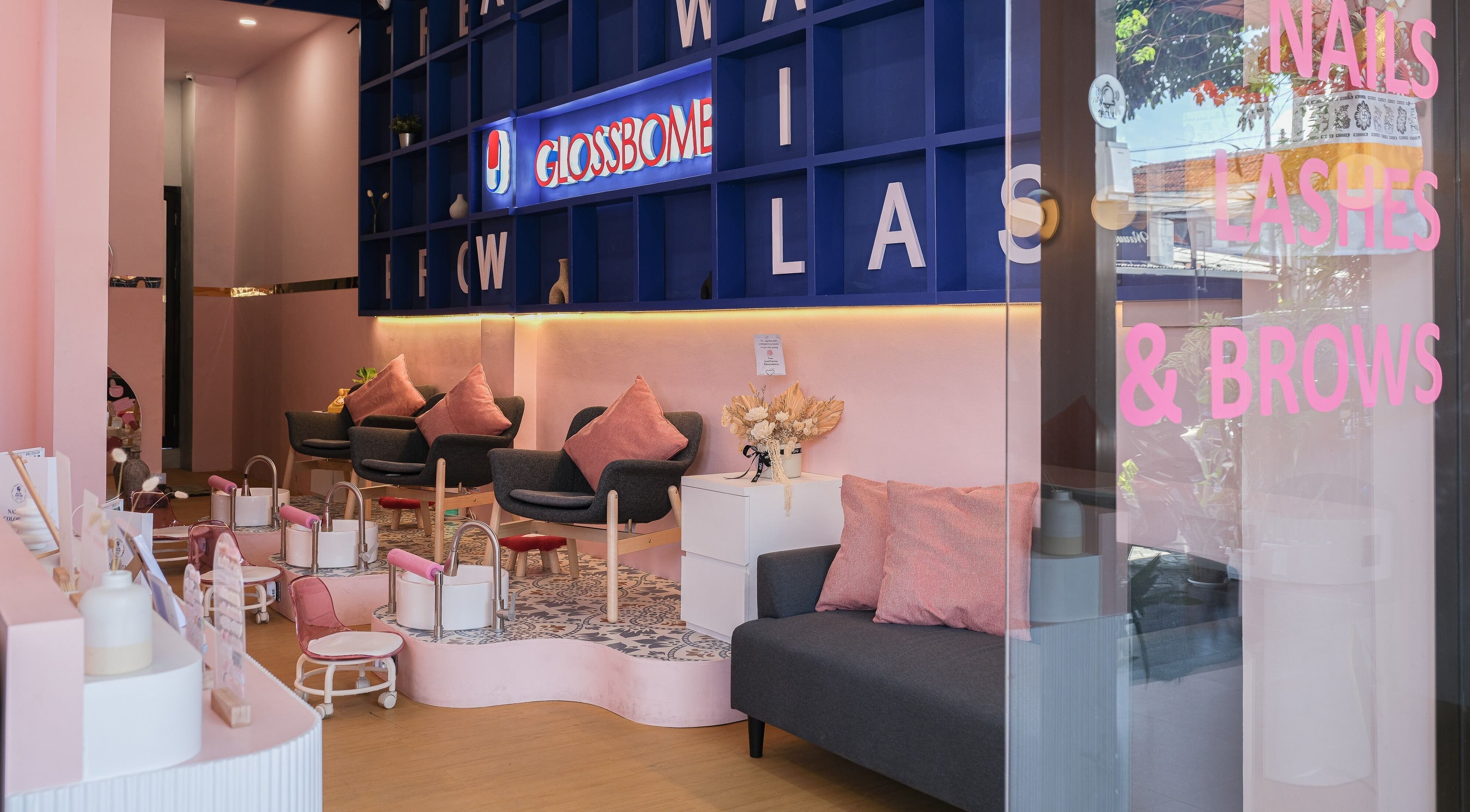 Elegant pink and gray lounge with chairs at Sugarbombwax Bali, Bali, ID, showcasing a modern, welcoming ambiance.