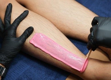 Leg wax treatment at Sugarbombwax Medan, Sumatera Utara, ID. Smooth skin with pink wax application.