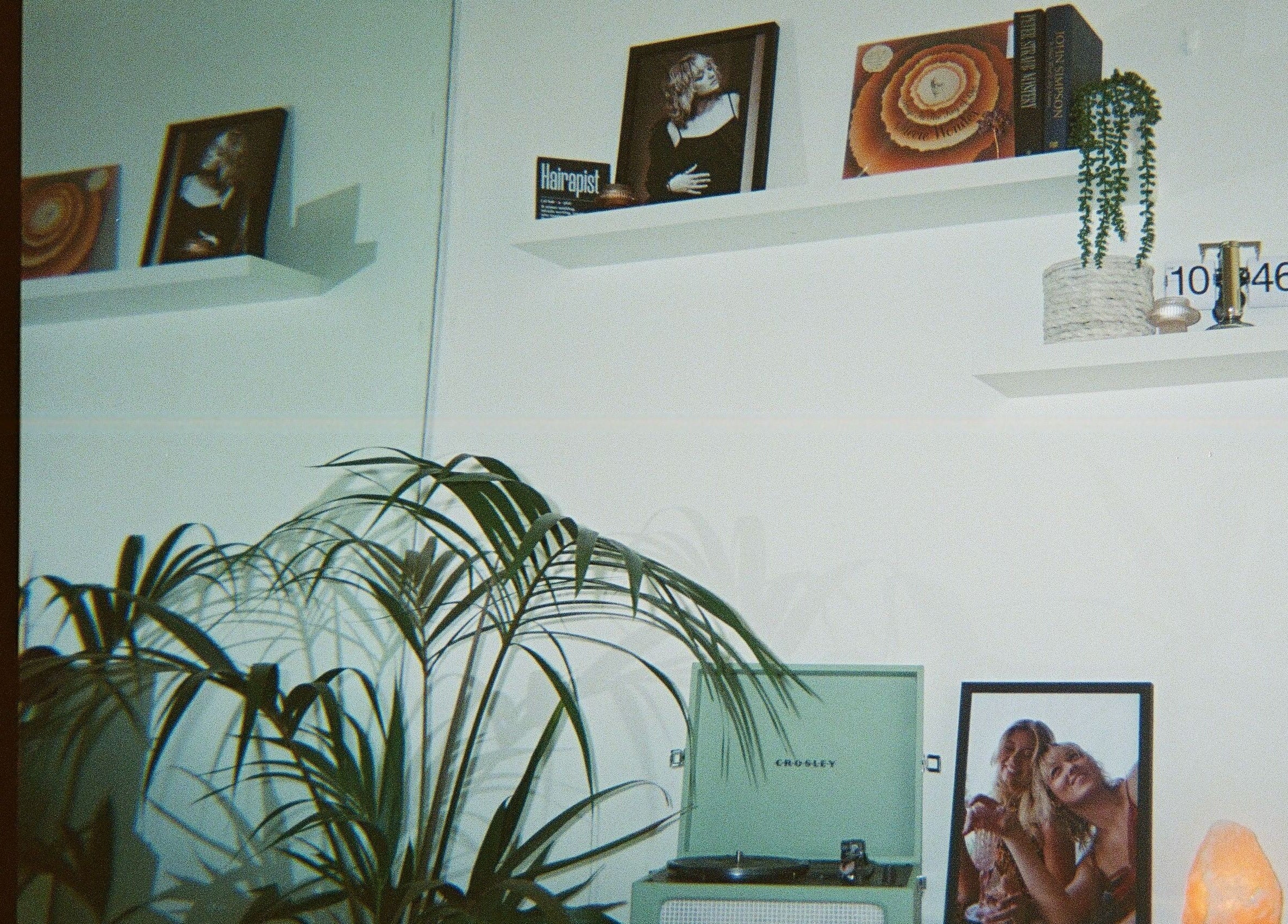 Tranquil Auréa Studios in Manly, New South Wales, AU with plants and decor on shelves creating a relaxing vibe.