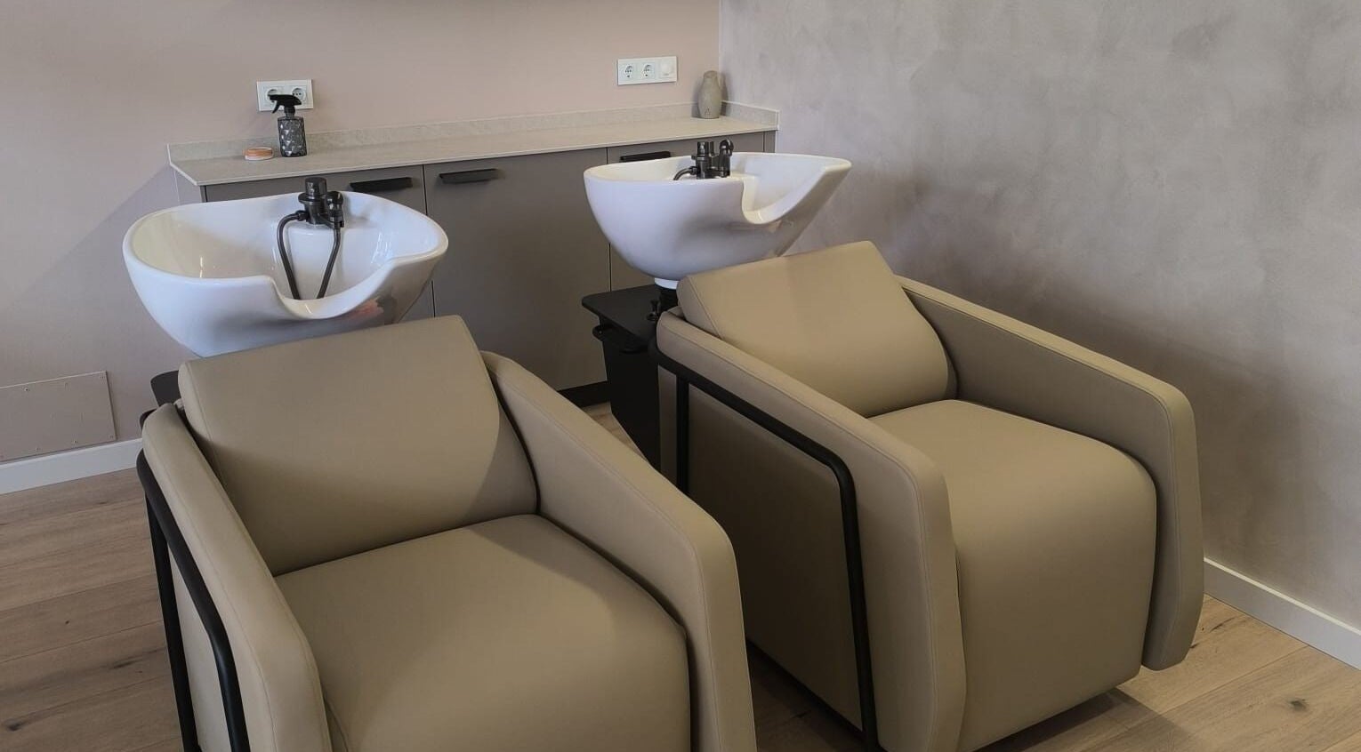 Lavabos modernos en Mahō Estilistas, Plaja d' Aro, Catalunya, ES.