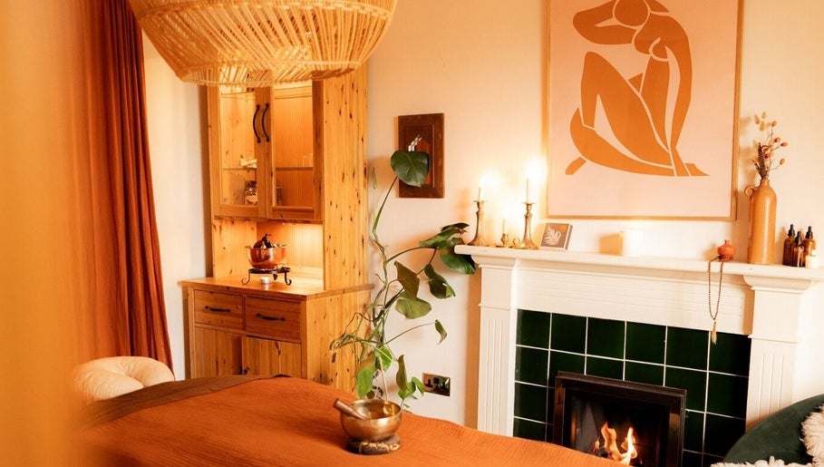 Jasmin Ramanan Holistic Wellbeing, Massage & Yoga imej 1
