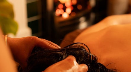 Jasmin Ramanan Holistic Wellbeing, Massage & Yoga imej 3