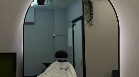 Relaxing salon chair at Mourid Zuid, Amsterdam, Noord-Holland, NL, under elegant arch.