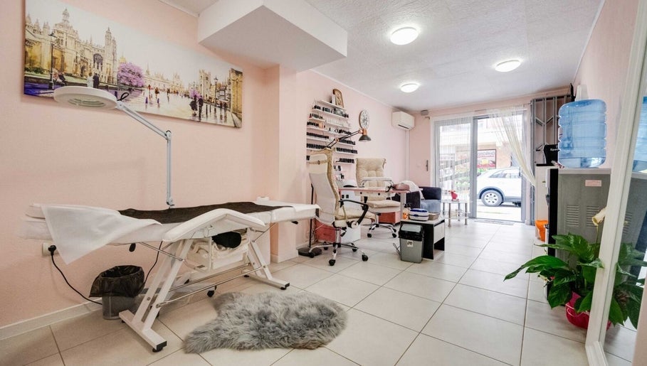 Интериор на Celestial Glam, Варна, Варна, BG, показващ комфортна работна станция за красота.