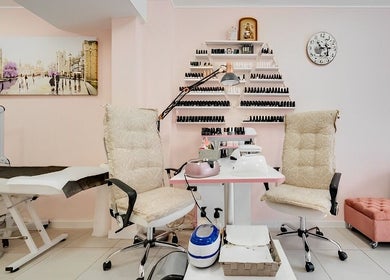 Салон за маникюр в Celestial Glam, Варна, Варна, BG с комфортно обзавеждане и неутрални тонове.