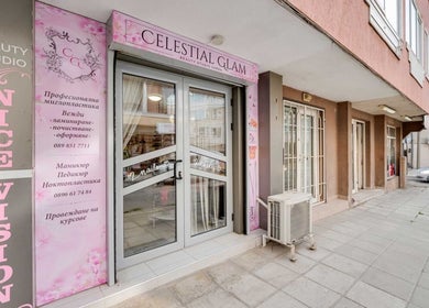 Вход на салон Celestial Glam във Варна, Варна, BG с розов декор и стъклени врати.