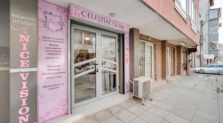 Вход на салон Celestial Glam във Варна, Варна, BG с розов декор и стъклени врати.