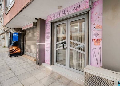 Вход на Celestial Glam в Варна, Варна, BG, с розови декорации и надписи.
