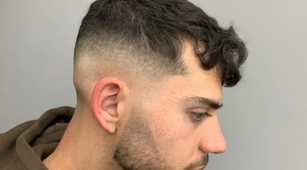 Corte de cabelo masculino moderno em Prime BarberShop - Barbeiro Antônio, Viana Do Castelo, PT.