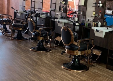 Cadeiras de barbeiro clássicas em Prime BarberShop - Barbeiro Antônio, Viana Do Castelo, PT.