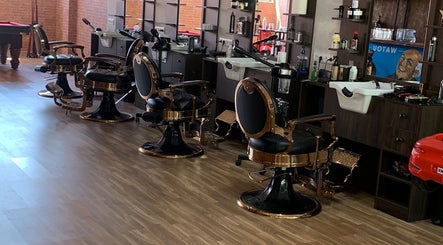 Cadeiras de barbeiro clássicas em Prime BarberShop - Barbeiro Antônio, Viana Do Castelo, PT.