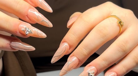 Bee's Nails
