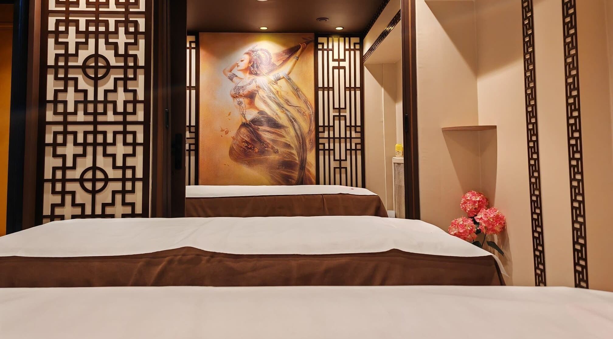 Salle de massage élégante à La Cour Du Bien être, Paris, Île-de-france, FR, avec décoration apaisante.