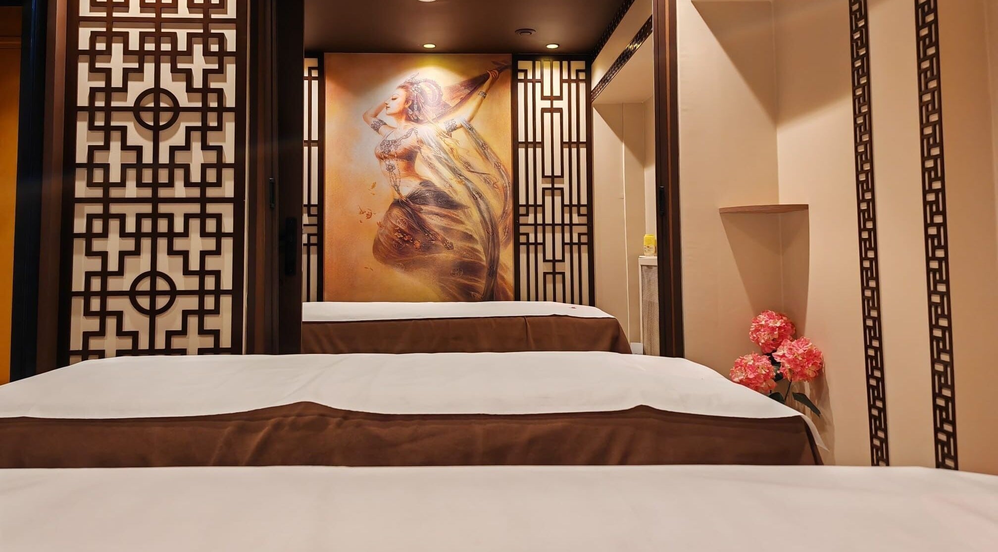 Salle de massage élégante à La Cour Du Bien être, Paris, Île-de-france, FR, avec décoration apaisante.