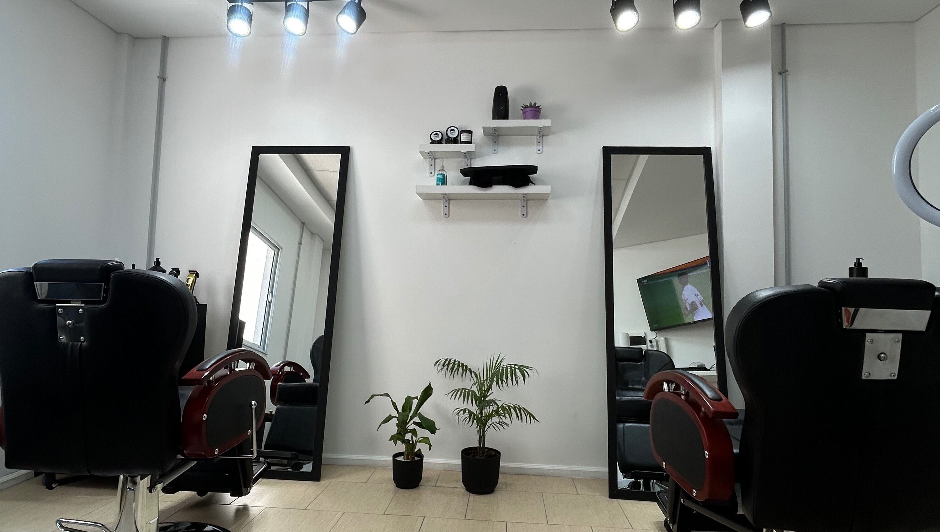 Moderno salón de belleza en M&C Studio, Monte Grande, Provincia De Buenos Aires, AR.