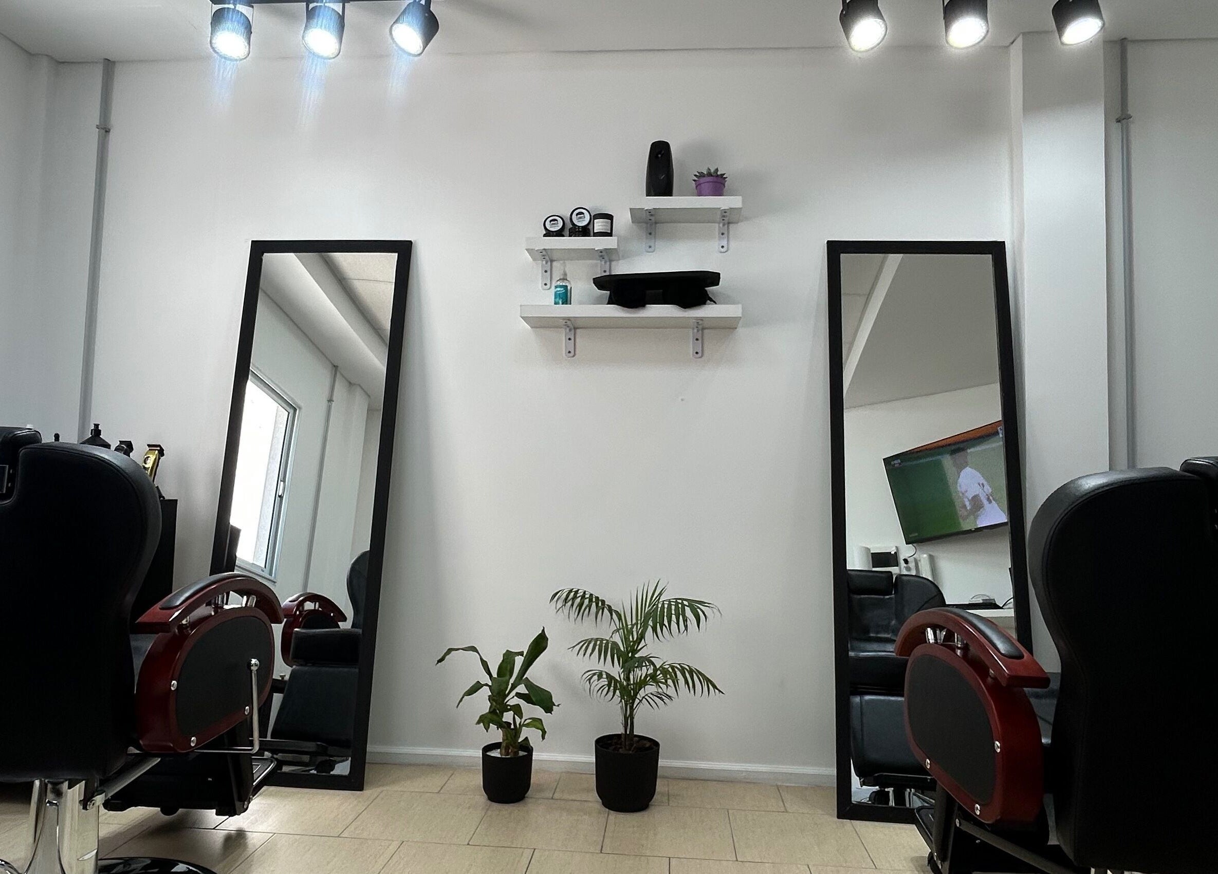 Moderno salón de belleza en M&C Studio, Monte Grande, Provincia De Buenos Aires, AR.