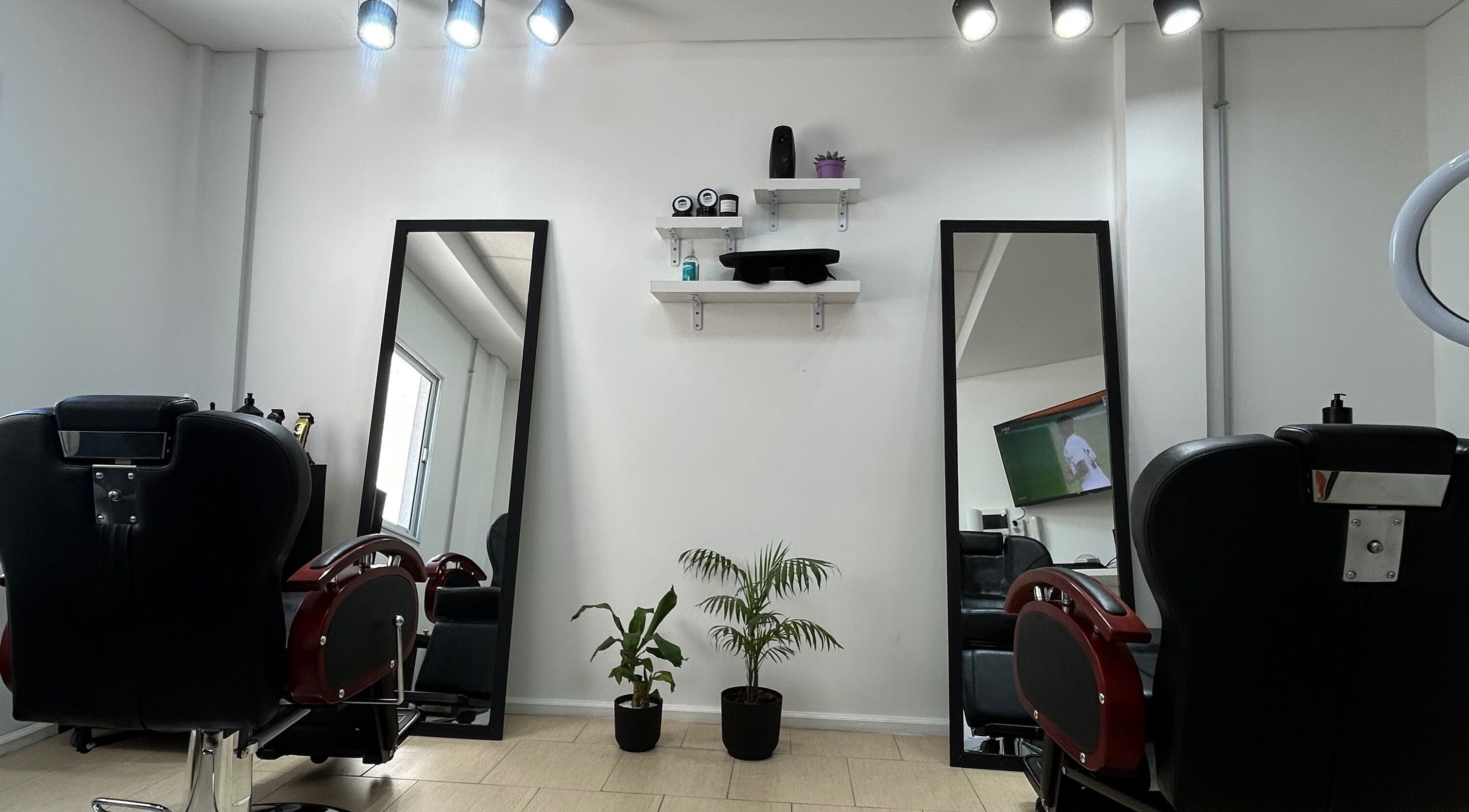 Moderno salón de belleza en M&C Studio, Monte Grande, Provincia De Buenos Aires, AR.