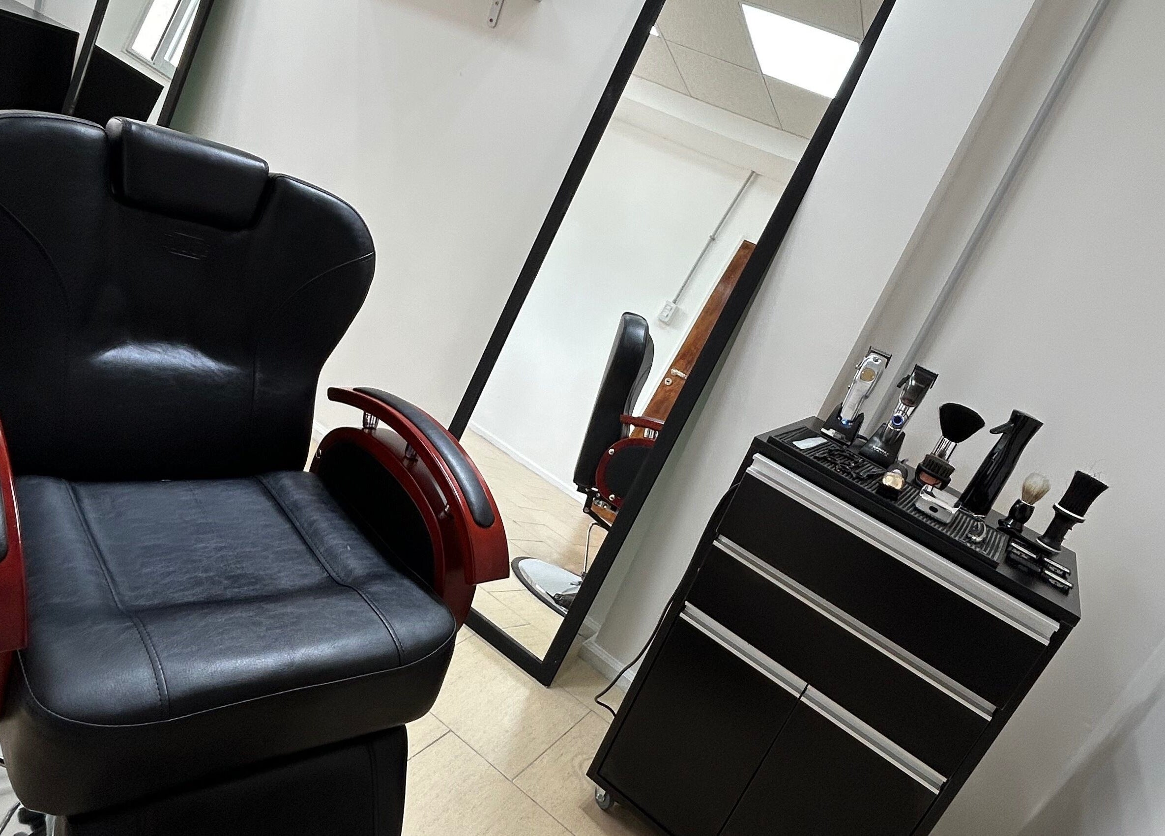 Silla de barbería en M&C Studio, Monte Grande, Provincia De Buenos Aires, AR. Espacio elegante y moderno.