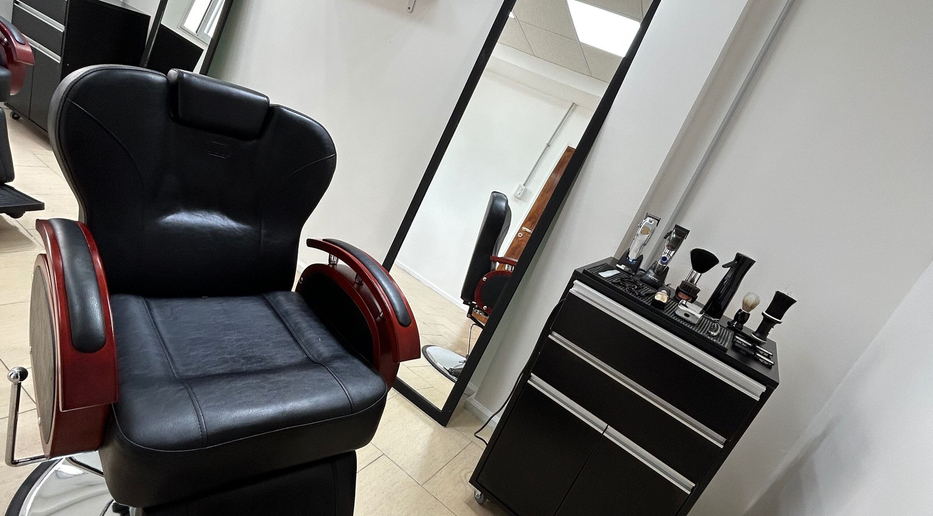 Silla de barbería en M&C Studio, Monte Grande, Provincia De Buenos Aires, AR. Espacio elegante y moderno.