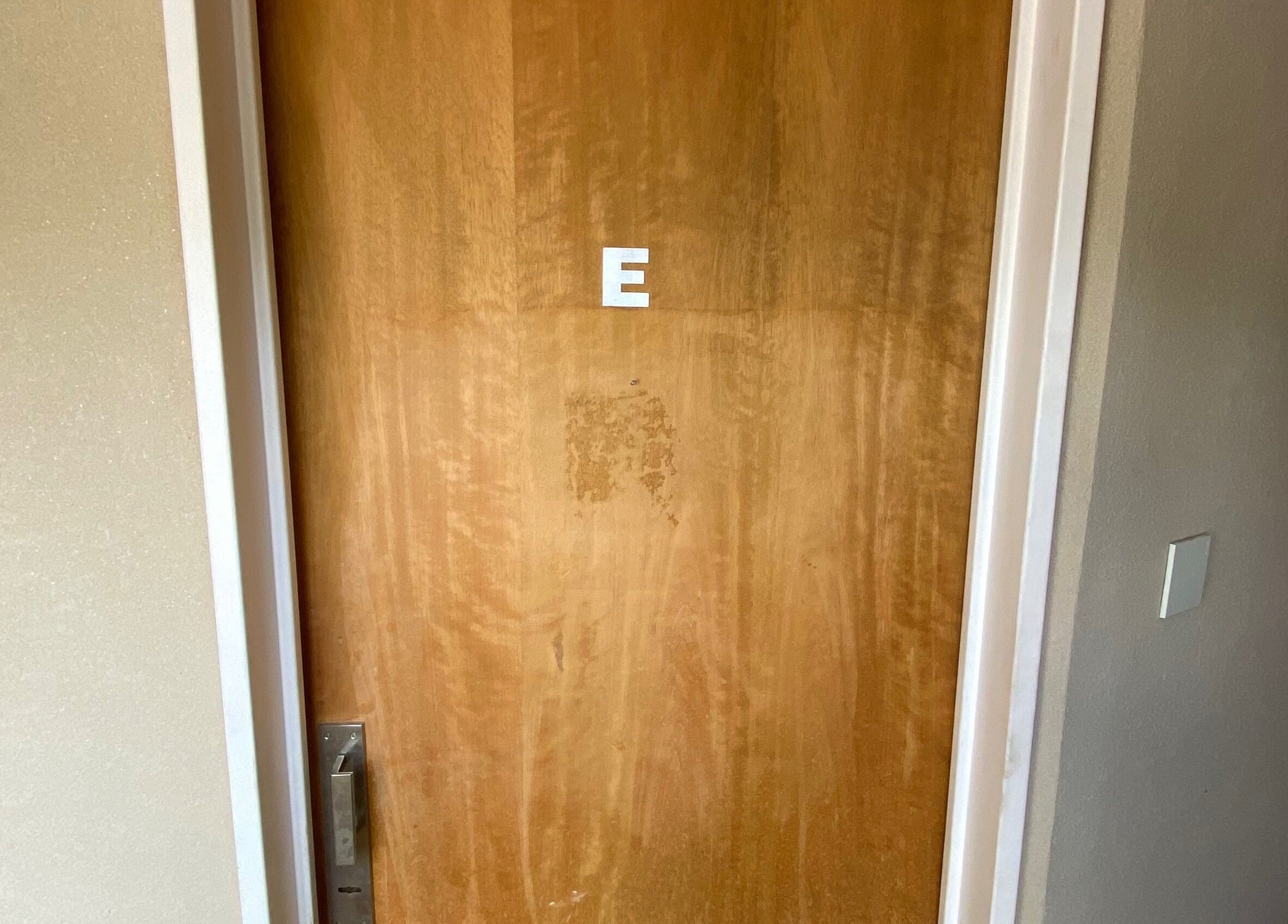 Puerta de entrada del M&C Studio en Monte Grande, Provincia De Buenos Aires, AR.