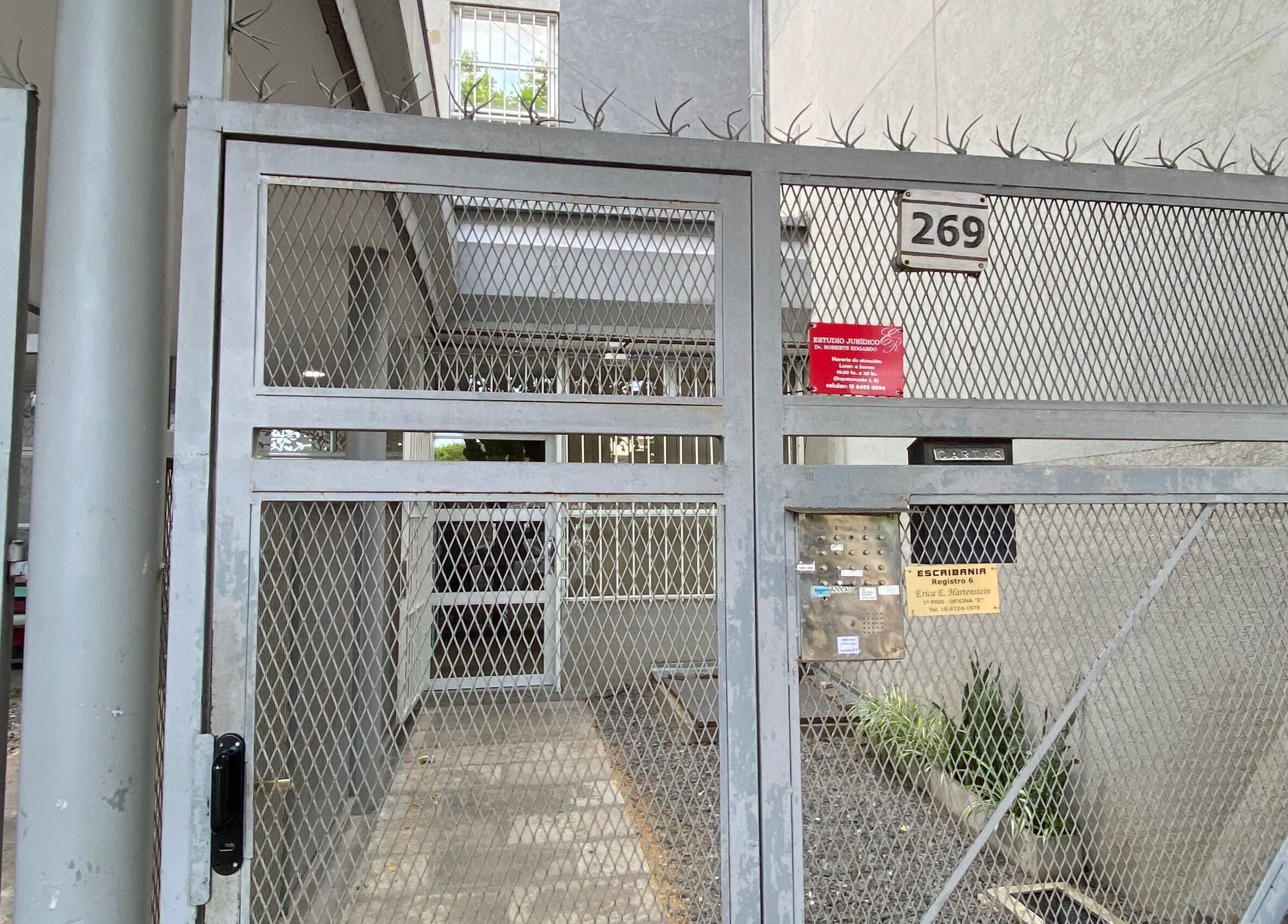 Entrada principal de M&C Studio en Monte Grande, Provincia De Buenos Aires, AR, mostrando su puerta metálica.