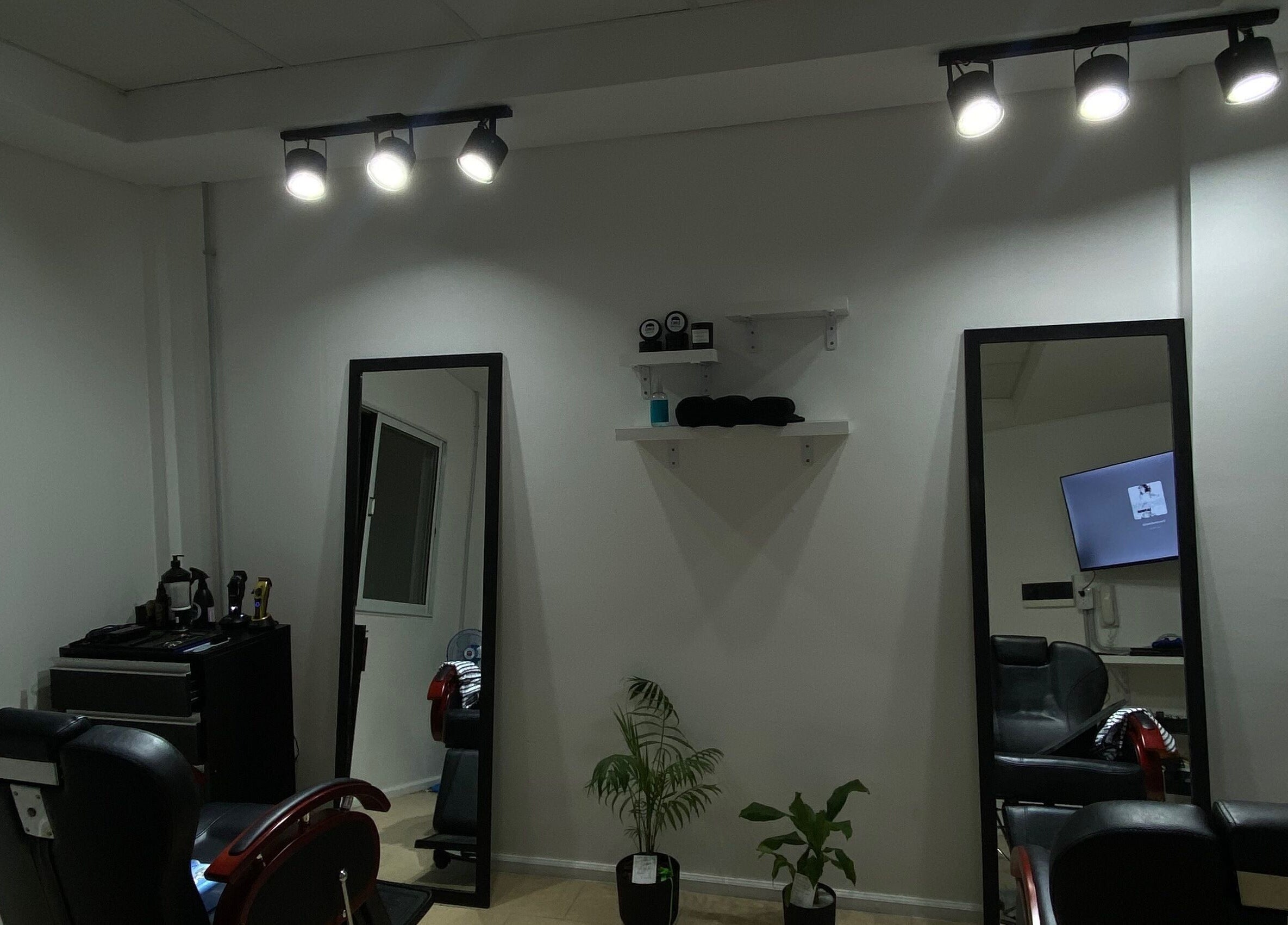 Interior moderno de M&C Studio en Monte Grande, Provincia De Buenos Aires, AR con espejos grandes y sillas cómodas.