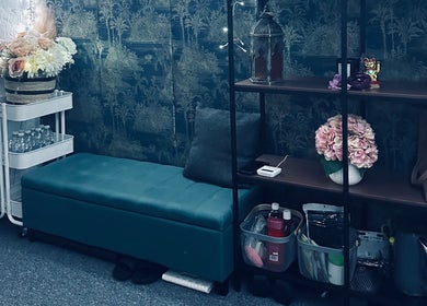 Relaxing waiting area at Afon Thai Massage, Cardiff, Wales, GB with elegant floral decor and seating.