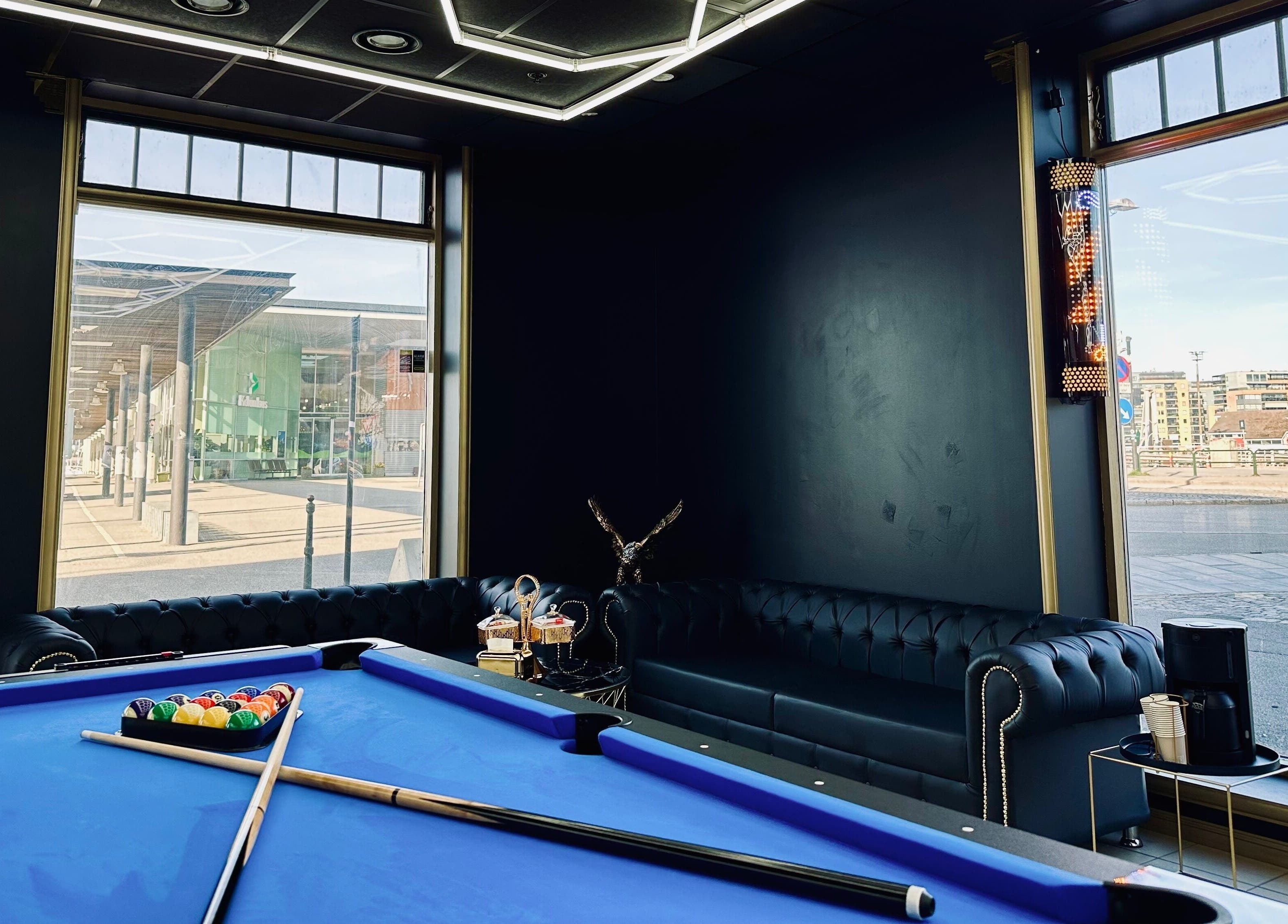 Royaltrim's luxurious lounge featuring a blue pool table, located in Stavanger, Rogaland, NO.