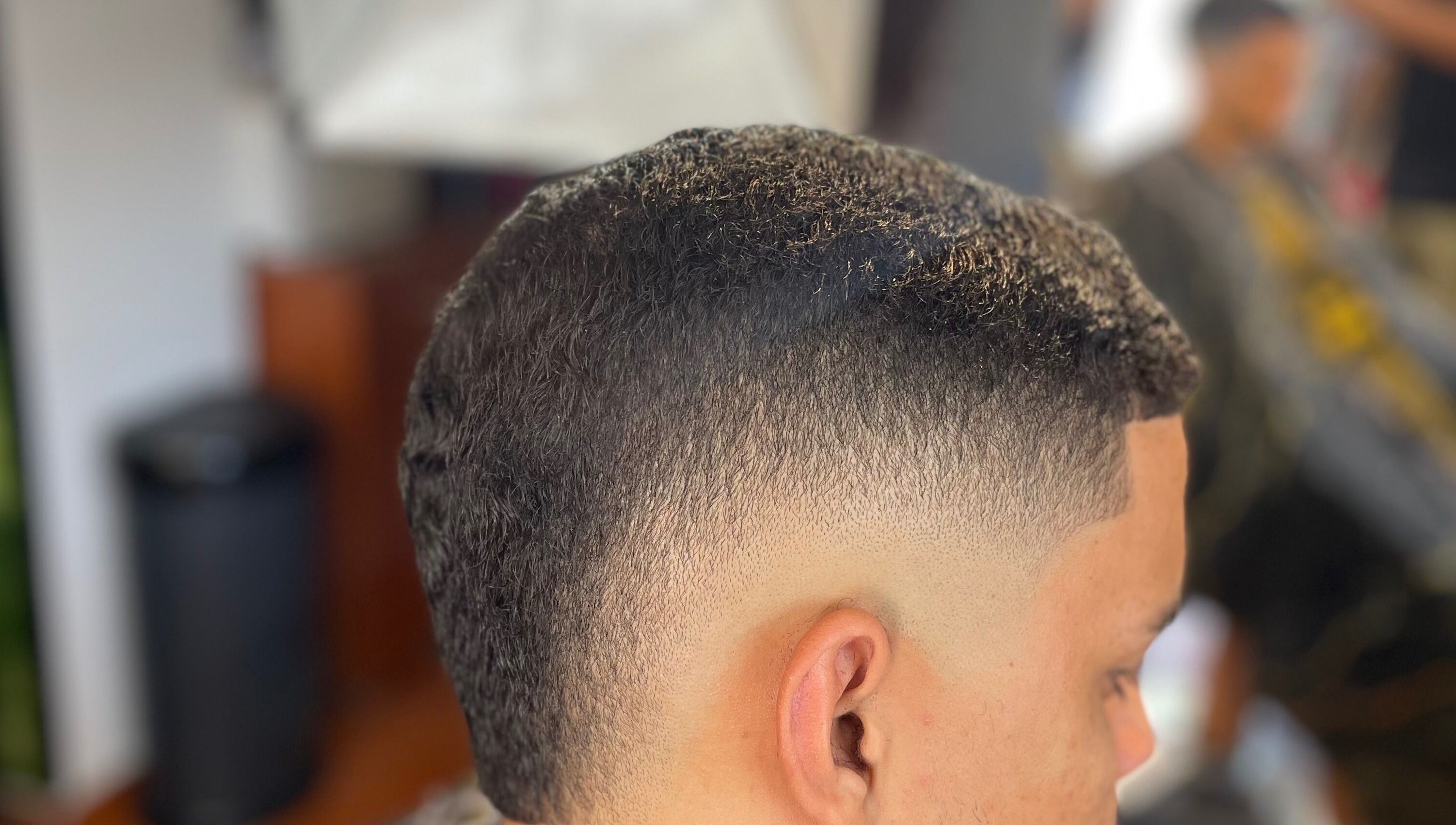 Corte de cabelo fade no PASSARO BARBER em Alcabideche, Lisboa, PT, mostrando habilidade e estilo.