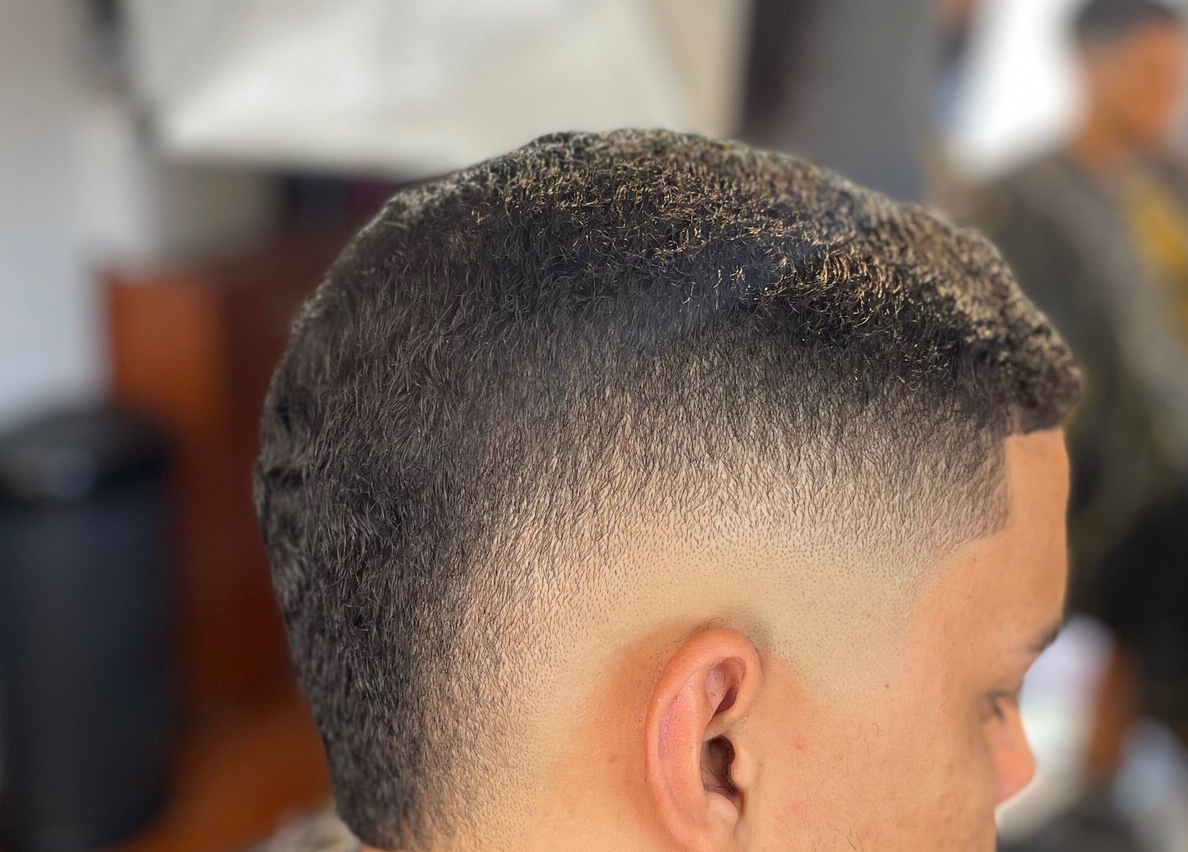 Corte de cabelo fade no PASSARO BARBER em Alcabideche, Lisboa, PT, mostrando habilidade e estilo.