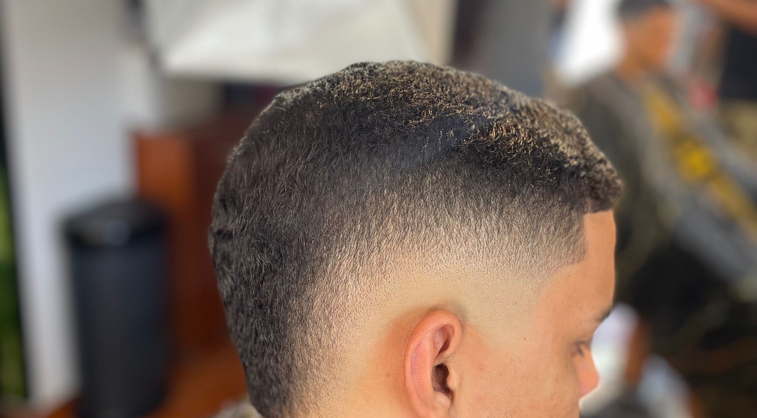 Corte de cabelo fade no PASSARO BARBER em Alcabideche, Lisboa, PT, mostrando habilidade e estilo.