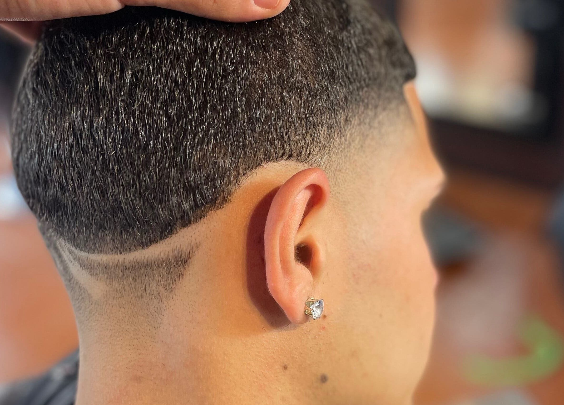 Corte de cabelo moderno em PASSARO BARBER, Alcabideche, Lisboa, PT, com detalhe de design.