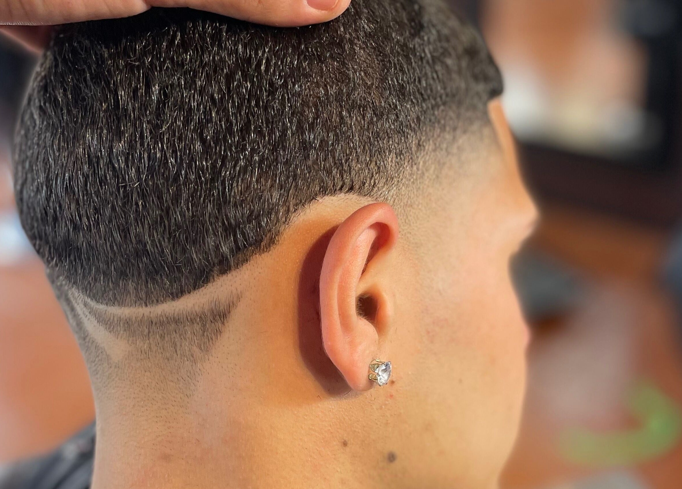 Corte de cabelo moderno em PASSARO BARBER, Alcabideche, Lisboa, PT, com detalhe de design.