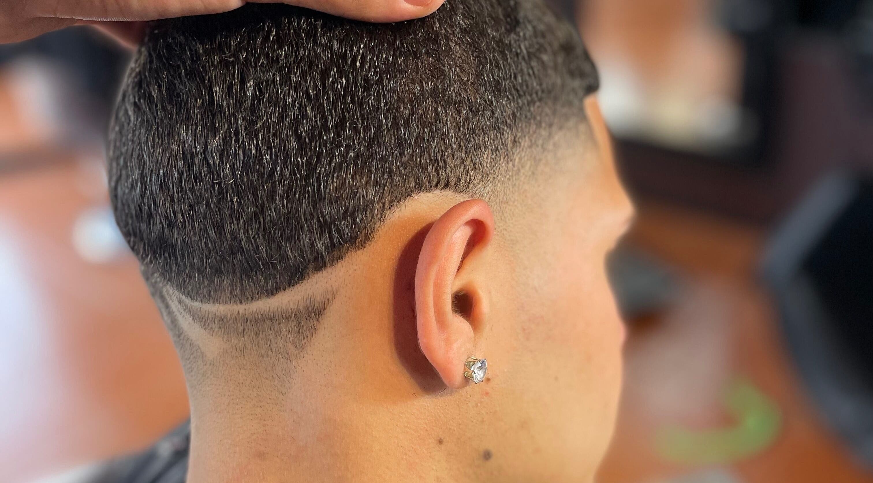 Corte de cabelo moderno em PASSARO BARBER, Alcabideche, Lisboa, PT, com detalhe de design.