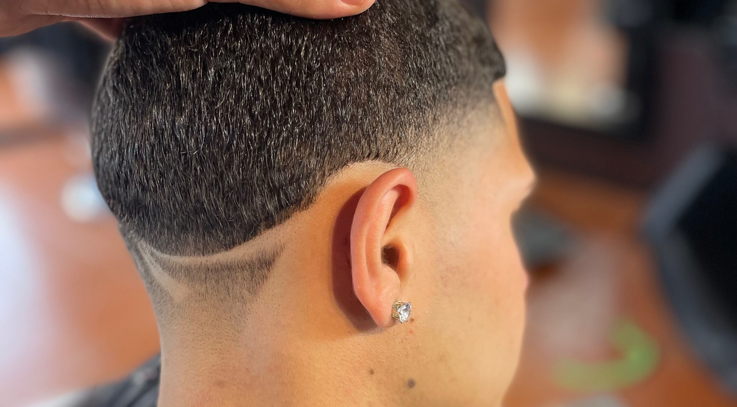 Corte de cabelo moderno em PASSARO BARBER, Alcabideche, Lisboa, PT, com detalhe de design.